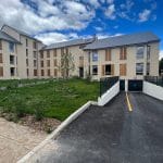 Façade te rampe d'accès au parking de la résidence Ordener à Senlis