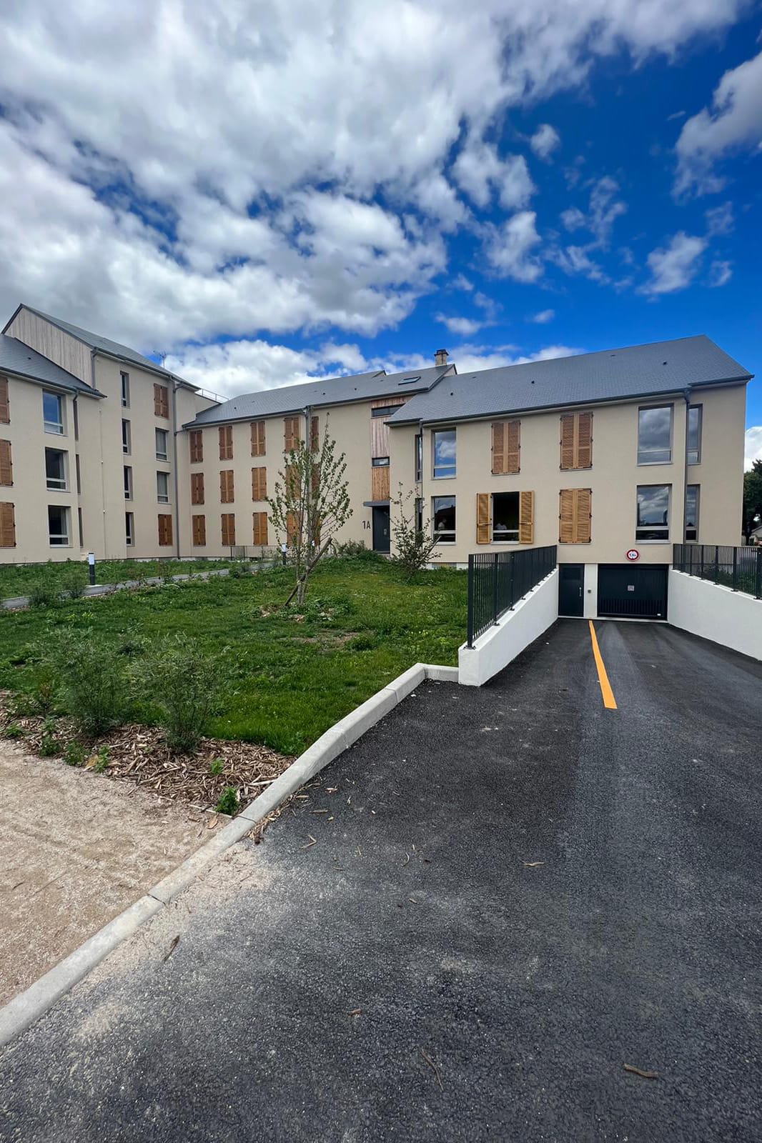 Façade te rampe d'accès au parking de la résidence Ordener à Senlis